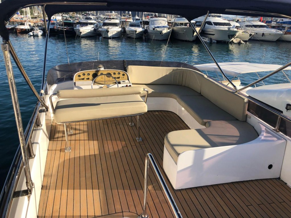 CAN Bodrum 10 kişi kapasiteli Motoryacht