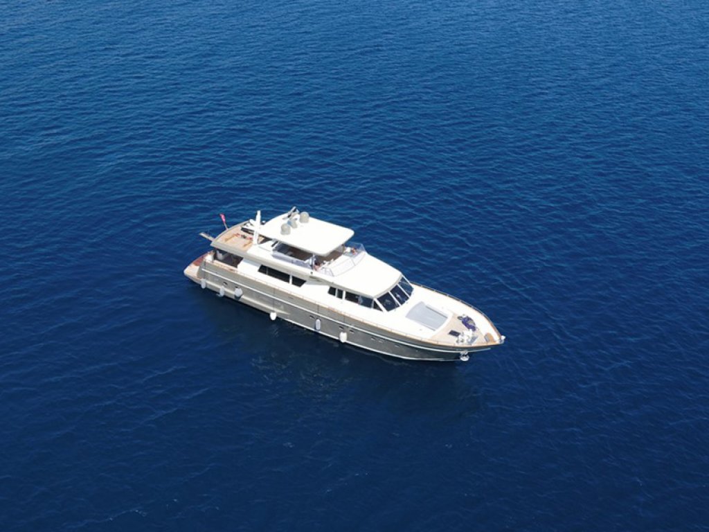 San Lorenzo SL 82 Bono Dea Motoryacht Charter 26 mt, 10 Persons