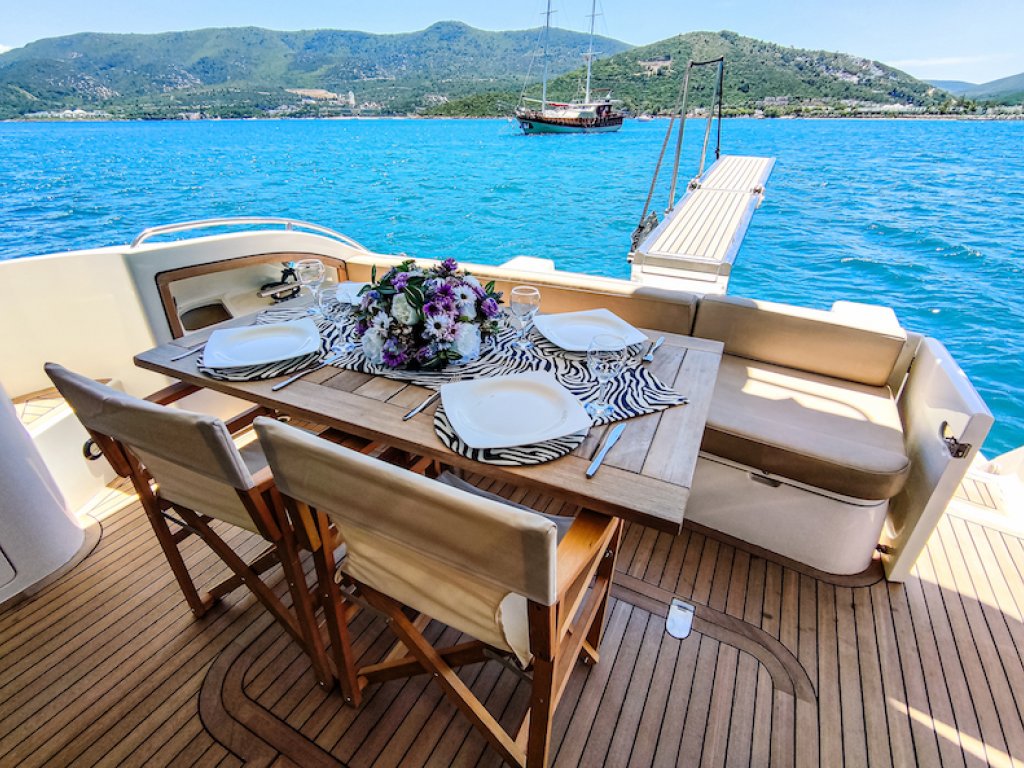 Zeus 2 Motoryacht 17 mt, 3 Cabins, 6 Persons