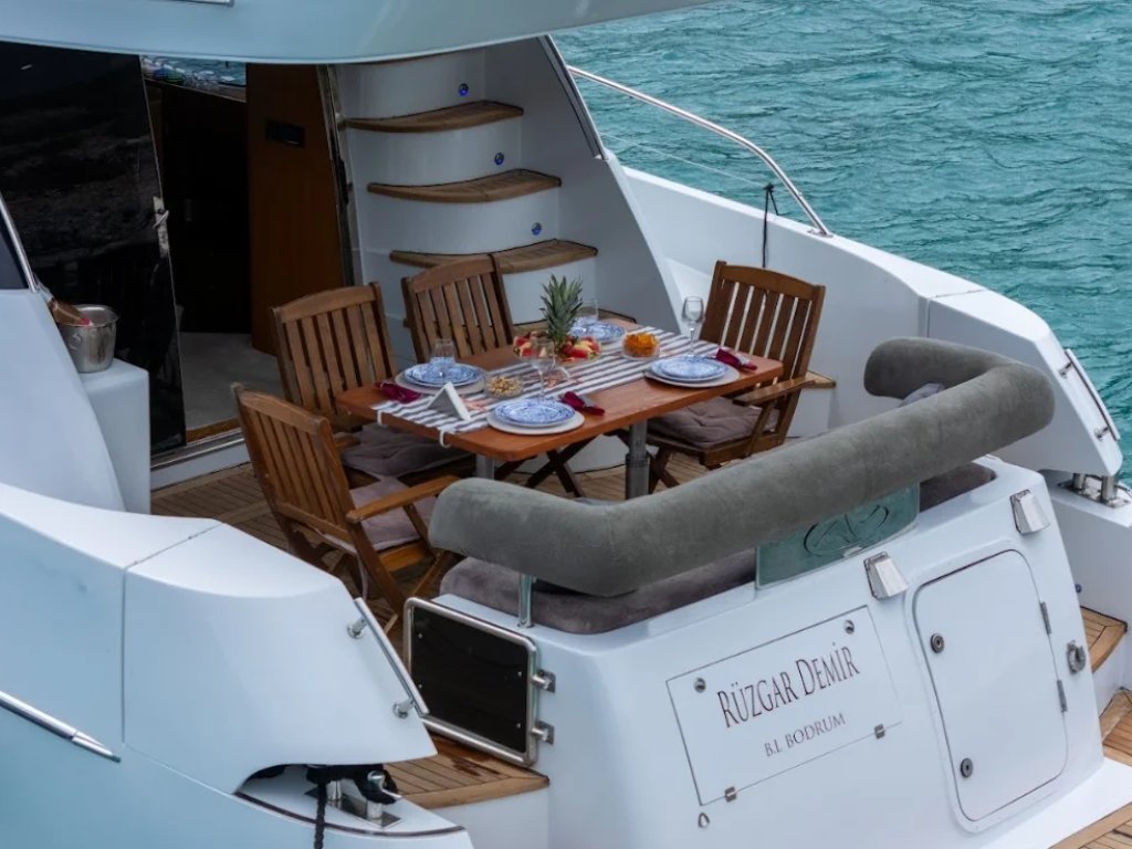 Ruzgar Motoryat Kiralama 18 mt, 3 Kabin, 8 Kişi