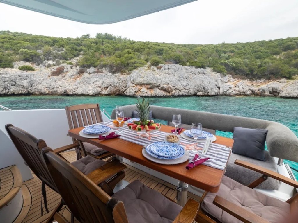 Ruzgar Motoryat Kiralama 18 mt, 3 Kabin, 8 Kişi