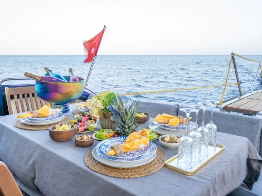 Karan Motoryat Kiralama 18 mt, 3 Kabin, 10 Kişi 