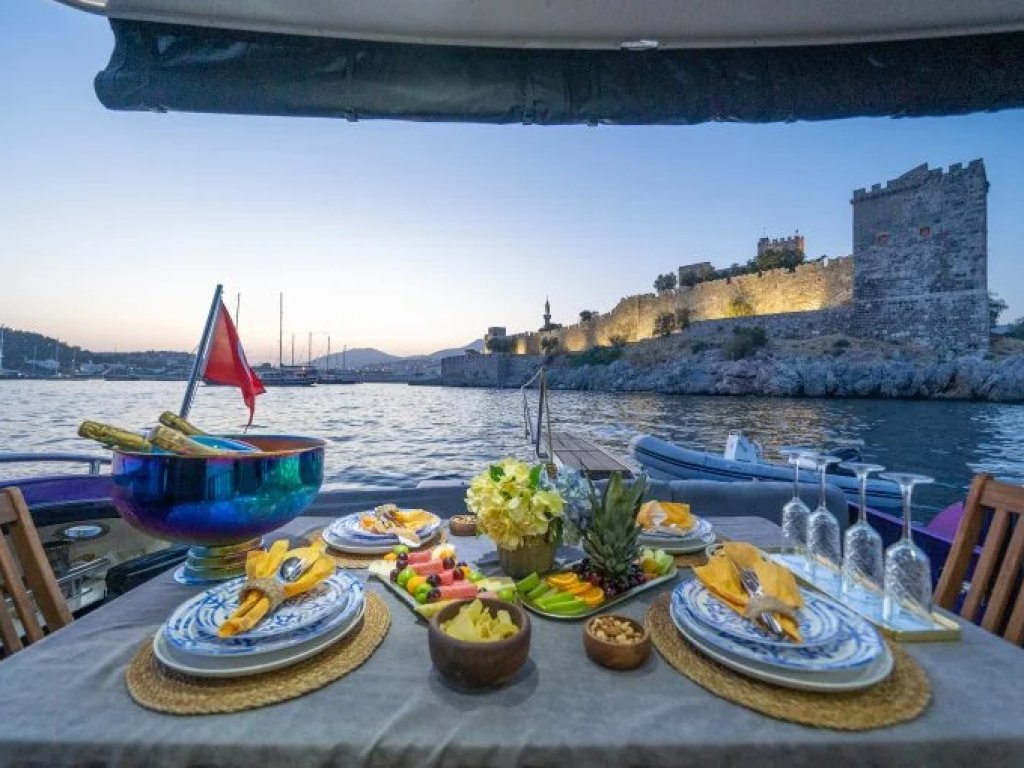 Karan Motoryat Kiralama 18 mt, 3 Kabin, 10 Kişi 