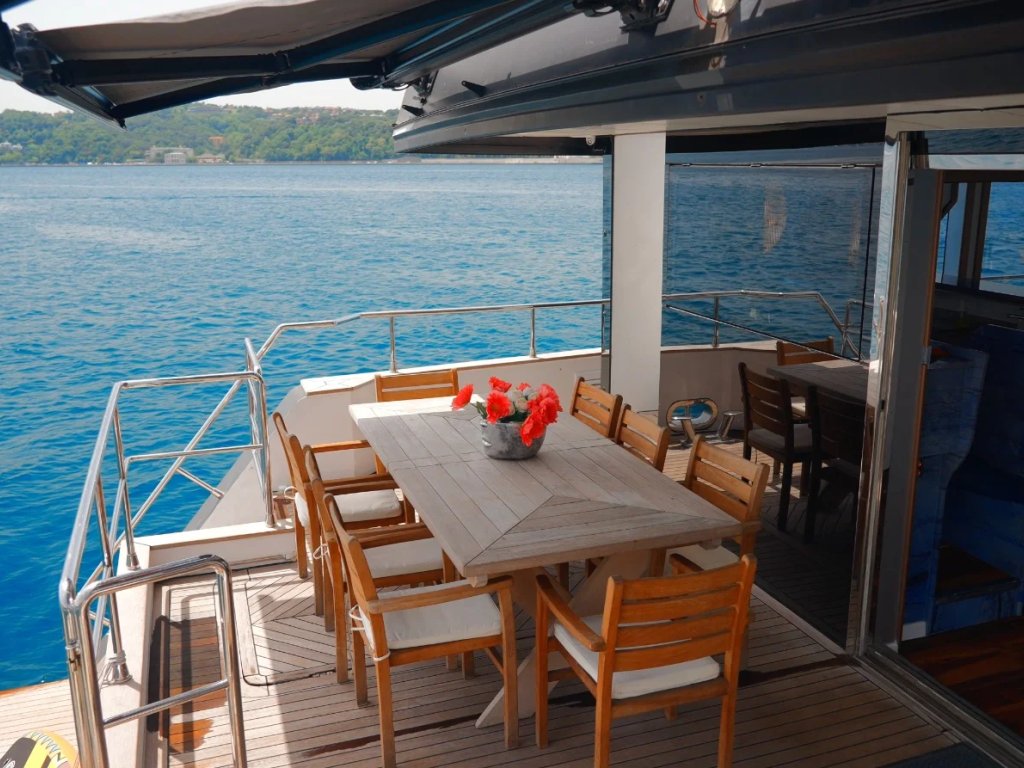 Brıse Motoryat Kiralama 24 mt, 3 Kabin, 50 Kişi 