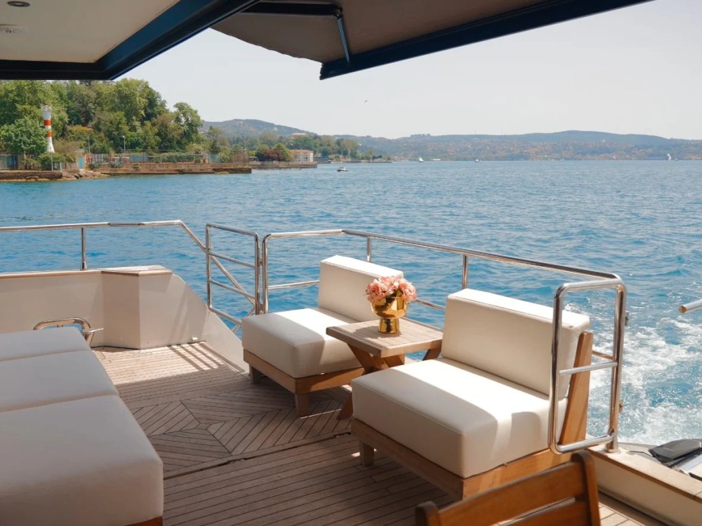 Brıse Motoryat Kiralama 24 mt, 3 Kabin, 50 Kişi 