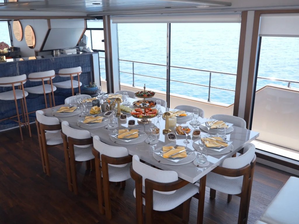 Brıse Motoryat Kiralama 24 mt, 3 Kabin, 50 Kişi 