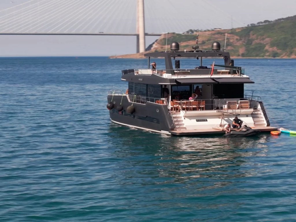 Brıse Motoryat Kiralama 24 mt, 3 Kabin, 50 Kişi 