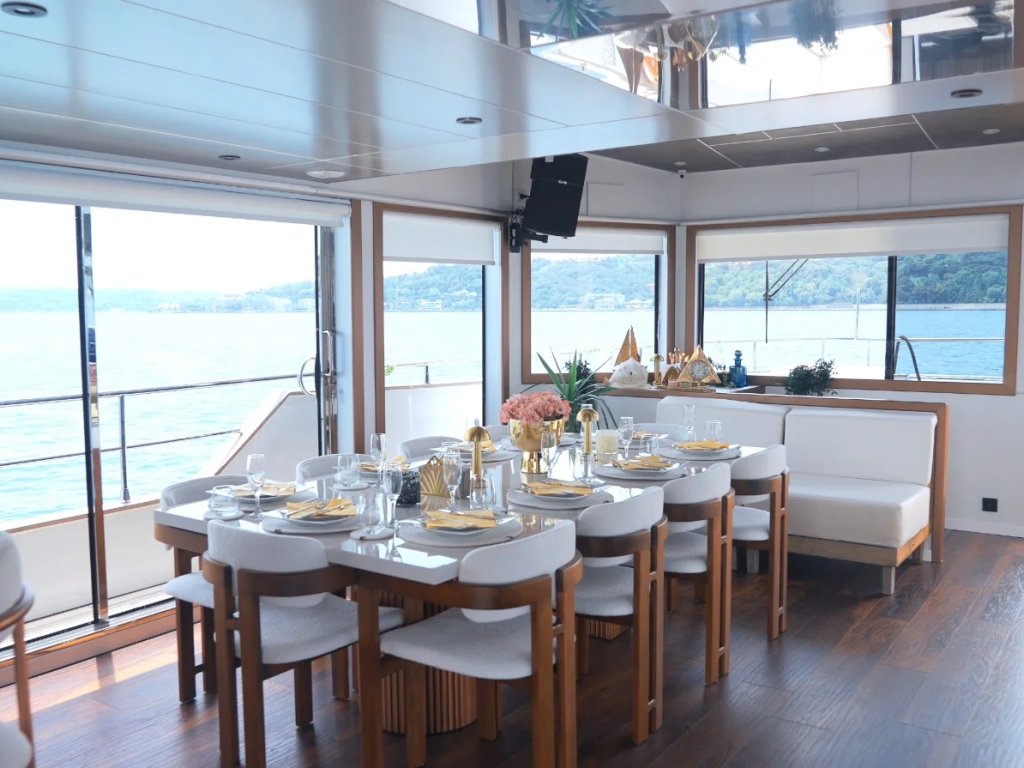 Brıse Motoryat Kiralama 24 mt, 3 Kabin, 50 Kişi 