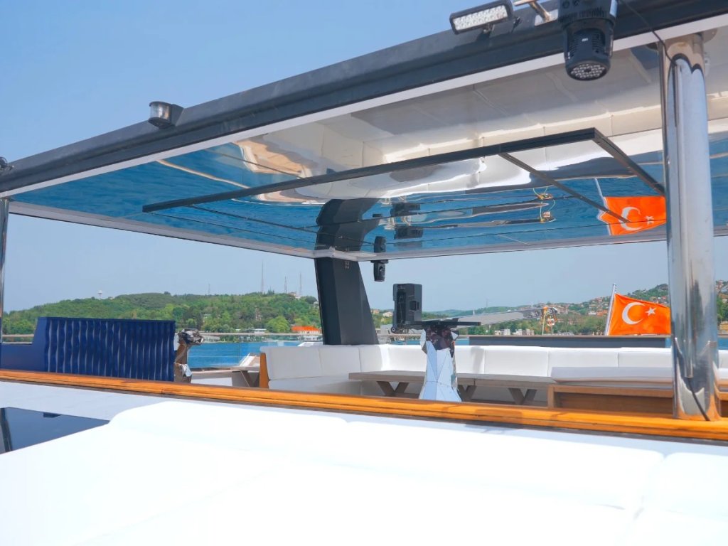 Brıse Motoryat Kiralama 24 mt, 3 Kabin, 50 Kişi 