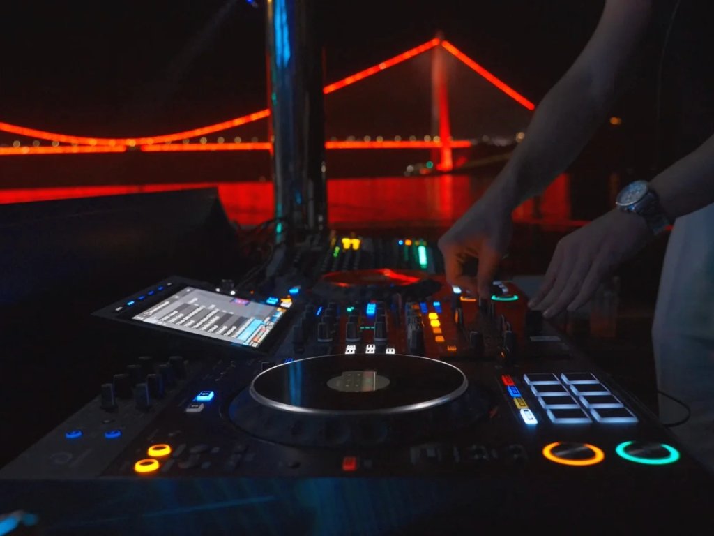 Brıse Motoryat Kiralama 24 mt, 3 Kabin, 50 Kişi 