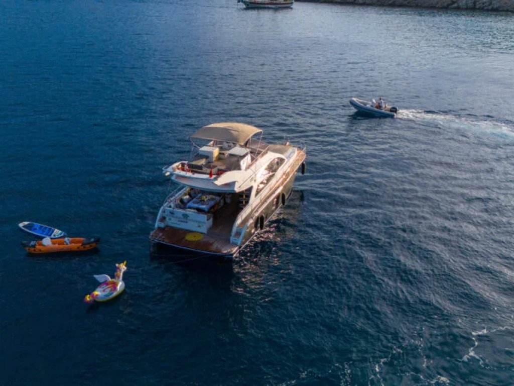 Moon Motoryat Kiralama 17 mt, 2 Kabin, 8 Kişi 