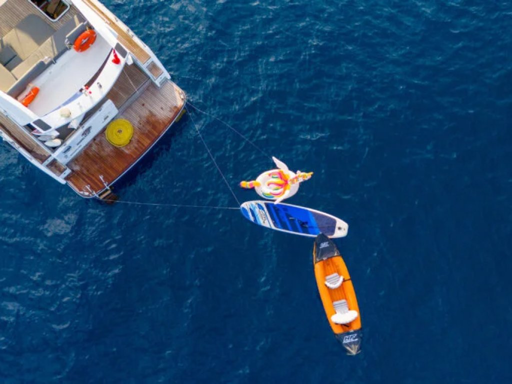 Moon Motoryat Kiralama 17 mt, 2 Kabin, 8 Kişi 