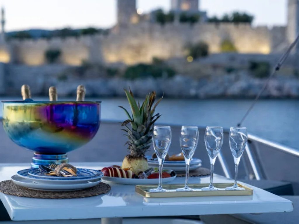 Moon Motoryat Kiralama 17 mt, 2 Kabin, 8 Kişi 