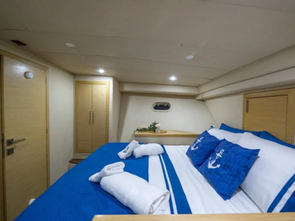 Moon Motoryat Kiralama 17 mt, 2 Kabin, 8 Kişi 