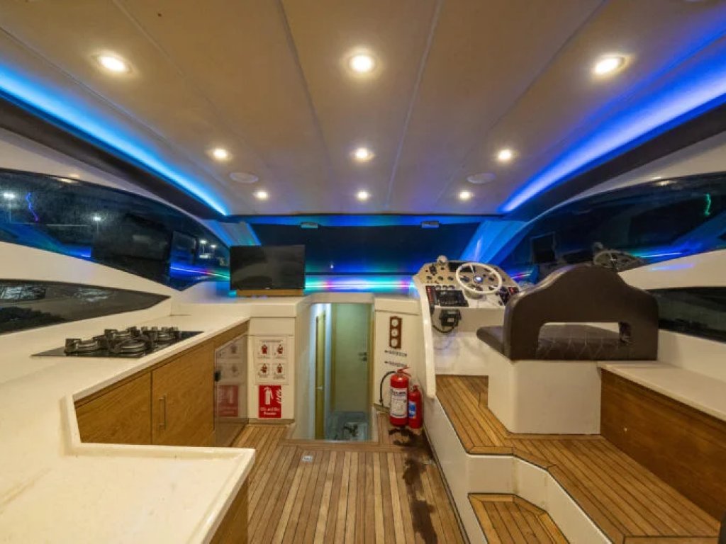 Moon Motoryat Kiralama 17 mt, 2 Kabin, 8 Kişi 